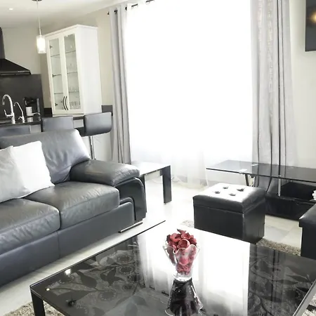 Center Seafront 3 Bedroom By Houselogy *